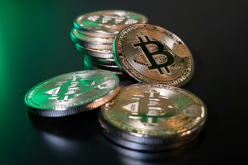 varias criptomonedas apiladas