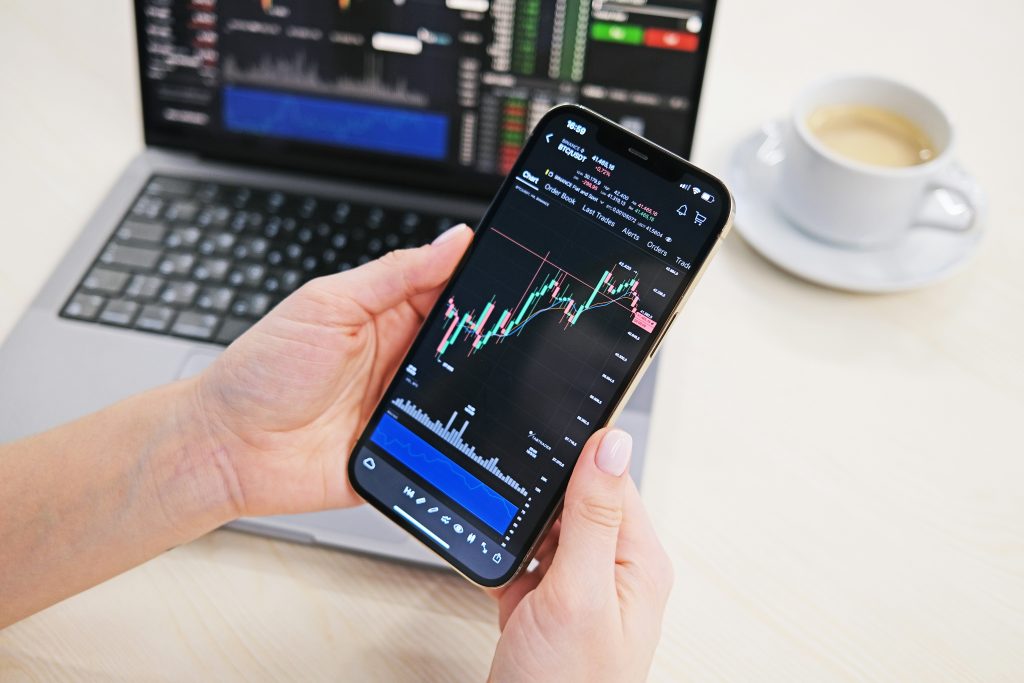 hombre invirtiendo en crypto con señales de trading crypto